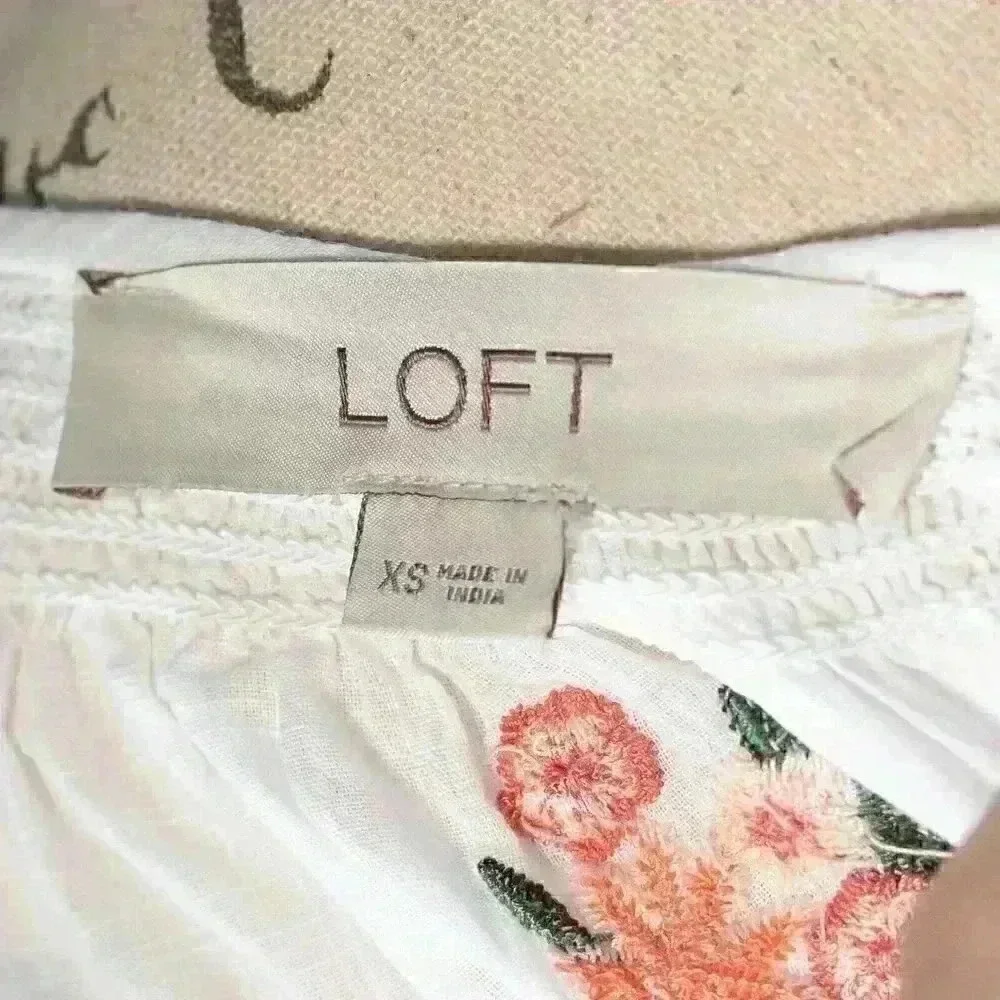 LOFT size XS white peasant blouse with embroirded flowers button down puff sleev